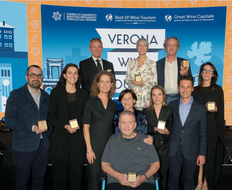 Nella foto i vincitori con il presidente della Camera di Commercio di Verona Paolo Arena.
